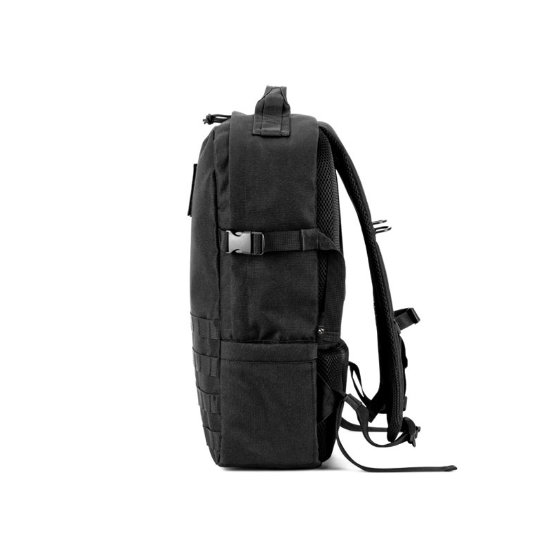 Vista lateral de mochila reciclada mostrando su capacidad y resistencia